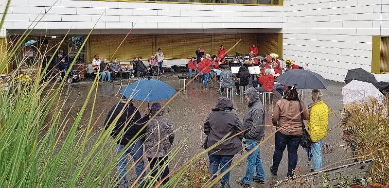 Der MV Niederdorf liess sich vom Regen liessen nicht stören.Fotos: U. Roth
