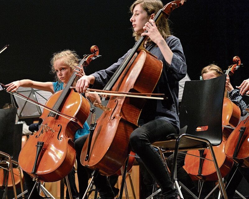 Ganz junge und etwas routiniertere Cellistinnen gehören zum Orchester.Fotos: E. Gysin
