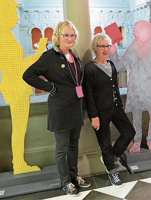 Die beiden Oberbaselbieter Künstlerinnen Judith Mundwiler (l.) und Ursula Pfister stellen im Bundeshaus mit ihren Frauensilhouetten aus. Foto: S. van Riemsdijk