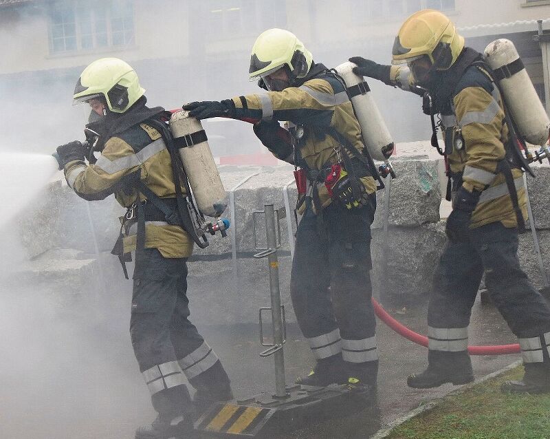 Mit Wasser und mit gegenseitiger Unterstützung wurde das brennende Fahrzeug gelöscht.Foto: zvg