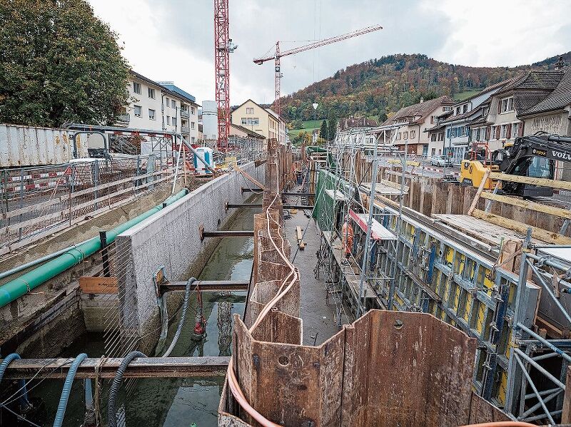 Grosse Herausforderungen mit Bach und Kanalisation in Niederdorf.  Fotos: M. Herrmann
