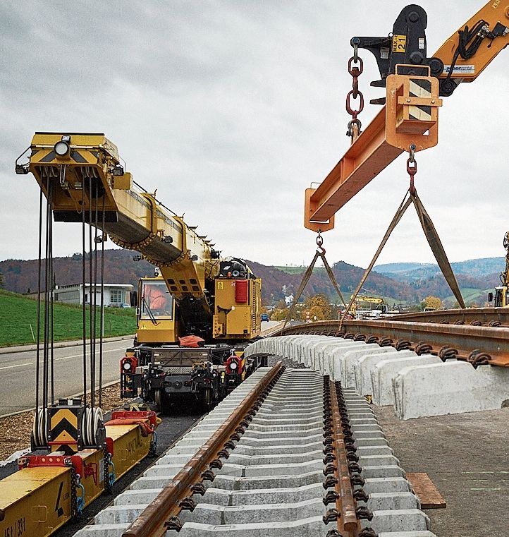 Gleise werden vorbereitet für den Einbau.
