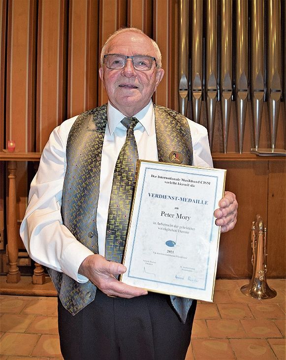 Peter Mory erhielt die internationale Urkunde für seine 60-jährige Treue.