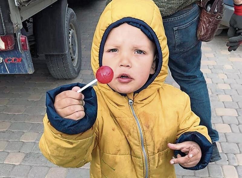 Der kleine Junge zeigt stolz seinen «Schläckstängel».