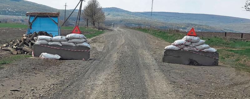 Panzersperren und Checkpoints.