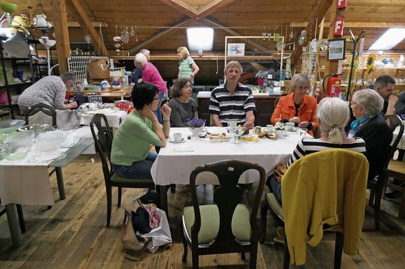 Einmal im Jahr dampft es aus den sonst ausgestellten Tassen und die Kundschaft ist eingeladen zu Kuchen und Kaffee. Fotos: U. handschin Einmal im Jahr dampft es aus den sonst ausgestellten Tassen und die Kundschaft ist eingeladen zu Kuchen und Kaffee. Fotos: U. handschin