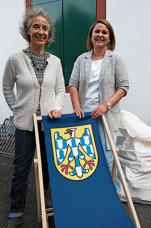 Elisabeth Spahr (l.) und Gemeindepräsidentin Andrea Kaufmann mit dem exklusiven Liegestuhl.