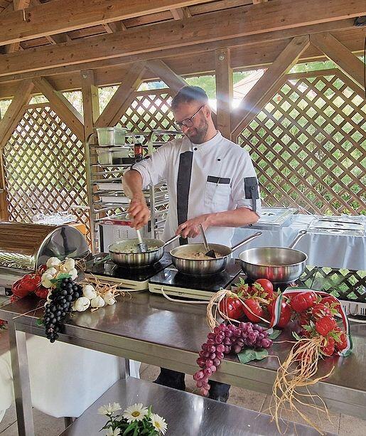 Der Koch Alexander Moch gibt beste Zutaten in die beiden Risotto, im schönen Gartenhaus wähnte man sich in den Ferien irgendwo am Strand.