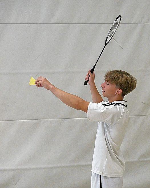 Ein Achtklässler beim Hallensport.