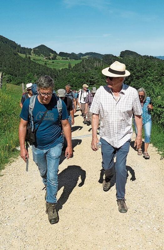 Lukas Merkelbach und Hans-Rudolf Sutter führen die interessierte Gruppe auf der Begehung an (v.l.).