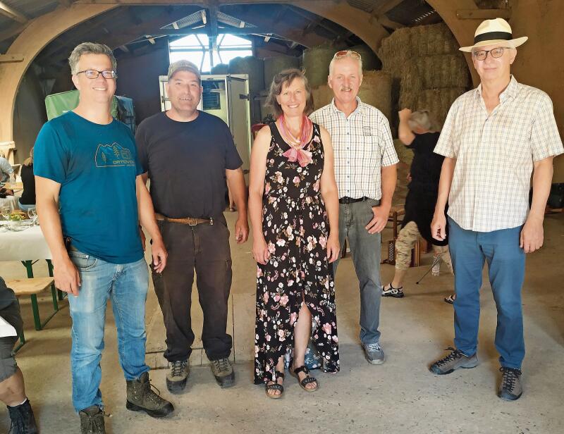 Freuen sich über das Naturprojekt: Lukas Merkelbach, Gastherr Heinz Räuftlin, Dorothée Dyck-Baumann, Rolf Rudin und Hans-Rudolf Sutter. Fotos: s. van riemsdijk