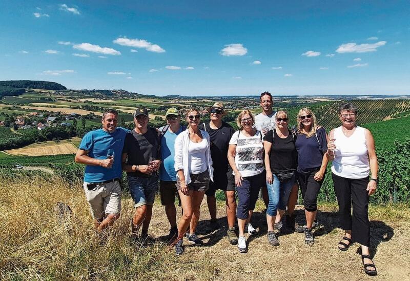 Gruppenfoto während der Weinwanderung.  Fotos: zvg