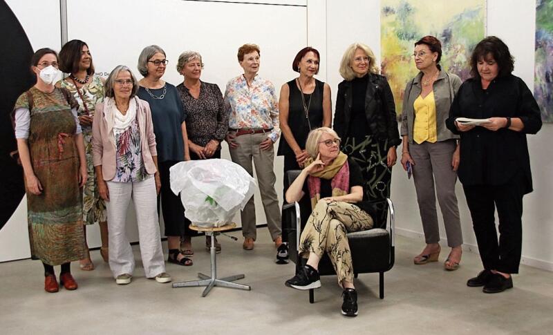 Simone Berger, sitzend im Kreis ihrer Schülerinnen, lauscht den Worten von Susan Baloh (rechts).Fotos: M. Schaffner