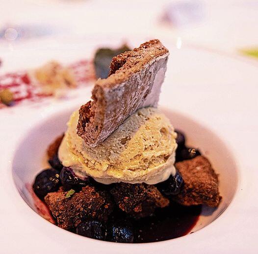 Das Dessert mit Glace aus Kirschholzspänen. Fotos: M. Herrmann
