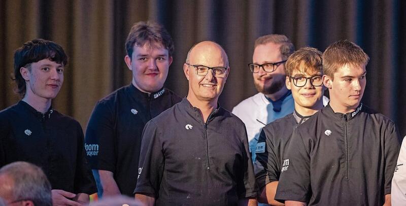 Inhaber und Koch Marcel Blättler inmitten der Jungköchinnen und Jungköche.
