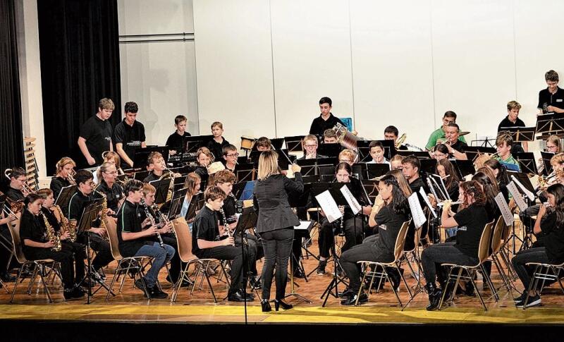 Das grosse Schlussorchester begeisterte mit dynamischen Performances.
