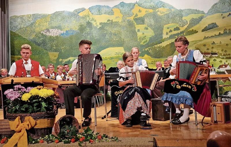 Die Geschwister Sutter beim Musizieren, Nesthäckchen Leandra ist gerade mal 11 Jahre alt.