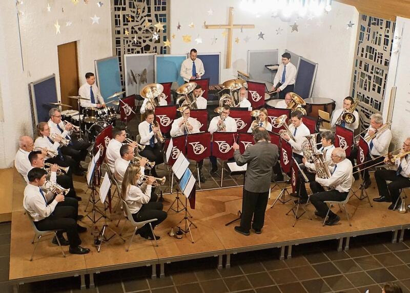 Die Brass Band Musikgesellschaft Füllinsdorf füllt die Kirche mit ihrem Klang.