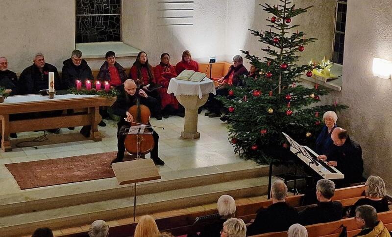 Besinnliche Stimmung in der Kirche von Eptingen, Markus Stolz mit dem Cello und Matthias S. Krüger am Piano.