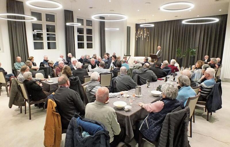 Der «Leue»-Saal war voll mit interessierten Besucher/-innen. Fotos: w. wenger
