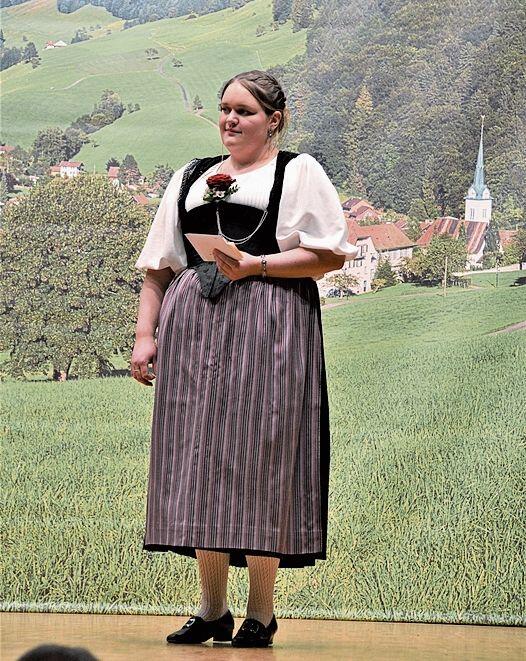 Präsidentin Sarah Schmutz freute sich, das Publikum wieder zum traditionellen Jodlerabend begrüssen zu dürfen.
