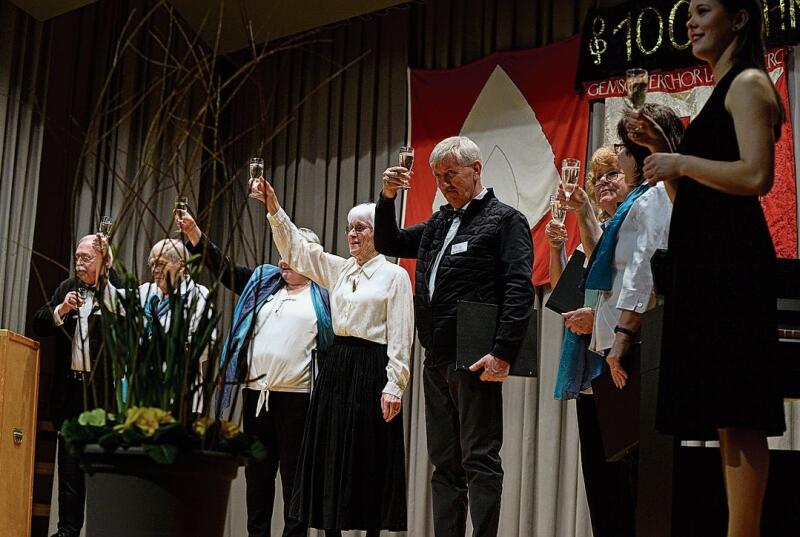 Ein Prosit der Jubilare an das Publikum. Fotos: e. gysin