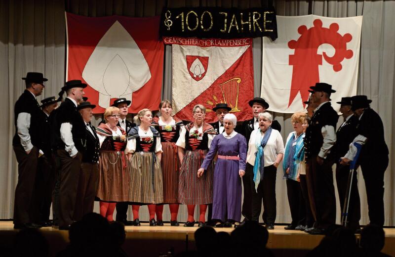 Beim Lauwiler Jodlerklub «Hohwacht» singen einige Lampenbergerinnen mit.