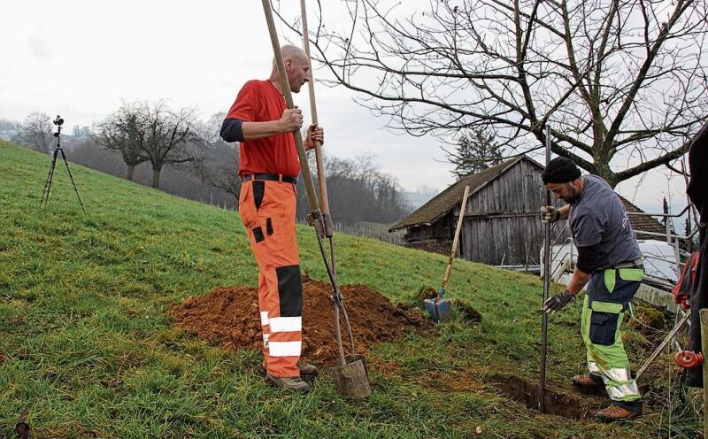 Die Arbeiter der EBL graben das 1,5 Meter tiefe Loch. Foto: M. Schaffner