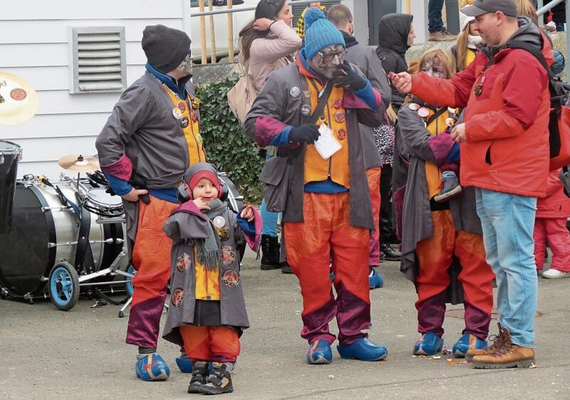 Staunende Kinder am Strassenrand.