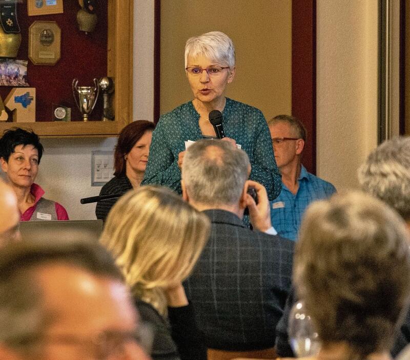 Gemeindepräsidentin Verena Scherrer-Nef stellte ihre Gemeinde Bennwil vor.