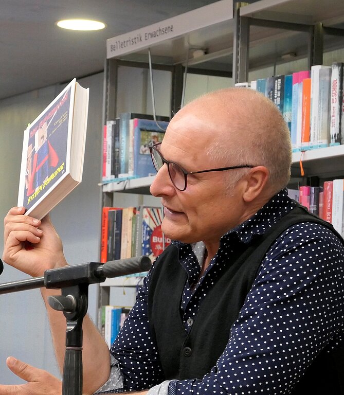 Nachdenklichkeit und Heiterkeit verbreitete der Autor Steven Schneider mit der Lesung aus seinem Buch.