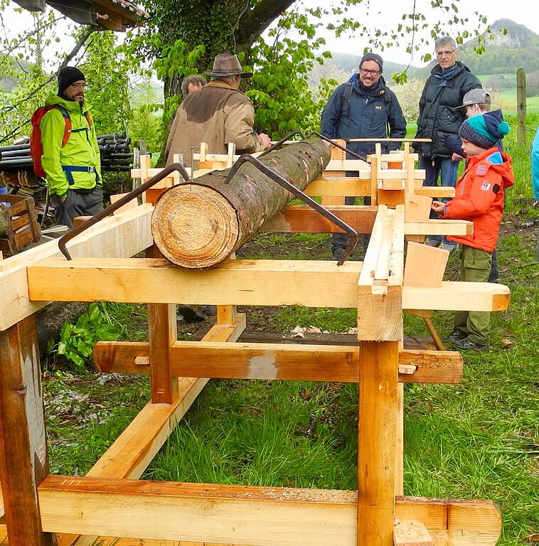 Eine Attraktivität war das Deuchel Bohren, historische Wasserleitungen aus frisch geschlagenem Holz, die im Boden von der Quelle zum Dorfbrunnen geführt wurden.
