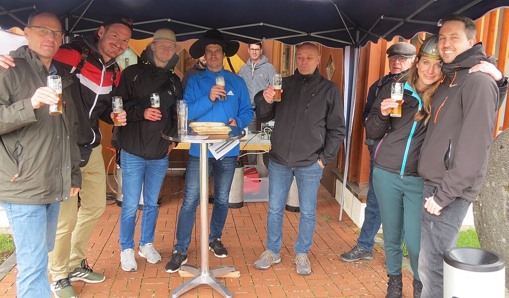 Auf der ersten Baselbieter Bierwanderung brauchte niemand zu verdursten. Hier beim Stand von Brauerei The Beer Guerillas.
