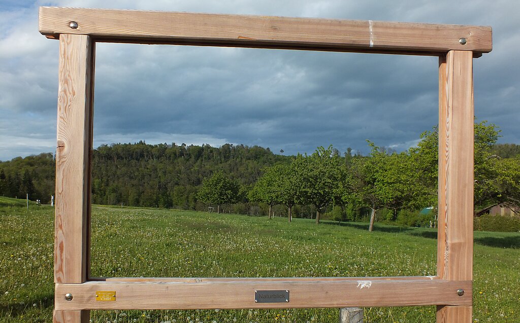 Durch den Bilderrahmen kann man die wundervolle Landschaft in und um Ramlinsburg geniessen. Fotos: W. Wenger
