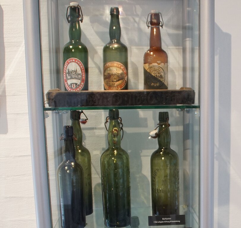 Exponate verschiedenster Art dokumentieren die Gelterkinder Biergeschichte.
