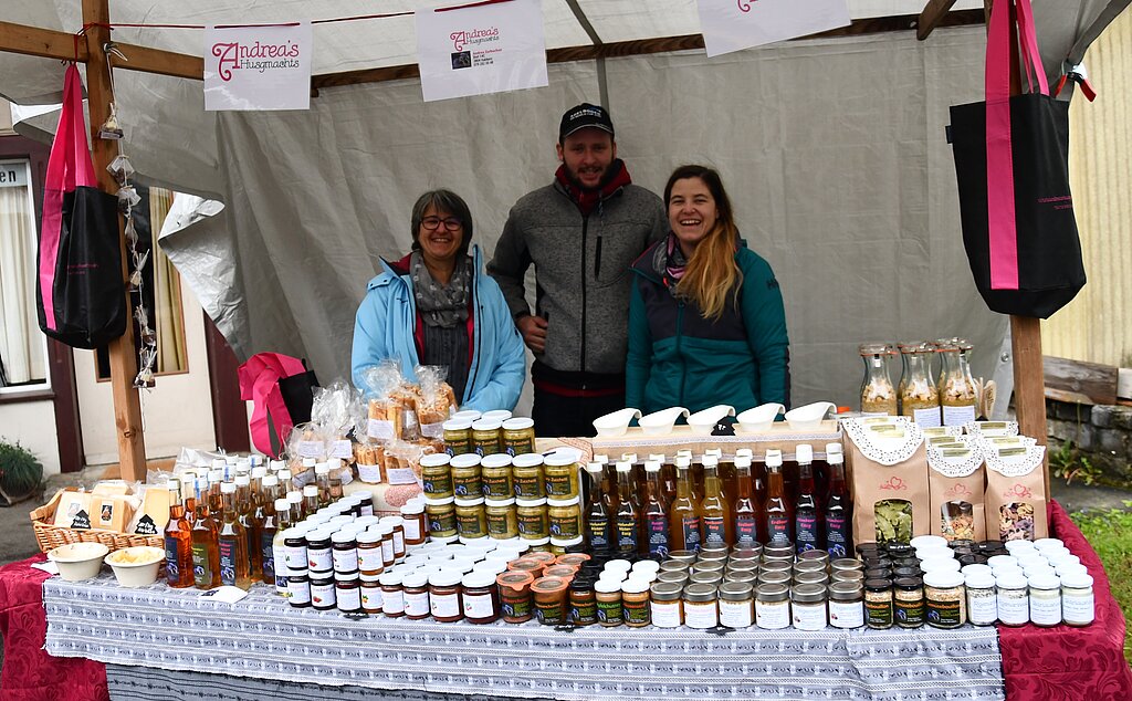 Anifit Fachberaterin Tatjana Salfinger sorgte dafür, dass der Markt auch für die vierbeinigen Besucher ein Highlight war. Fotos: B. Asper