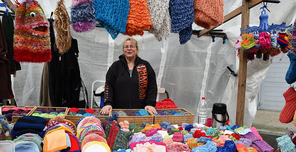 Sonja Benz begeisterte die Besucher mit guter Laune und tollen Strickwaren an ihrem Stand Sonny’s Fun Shop.