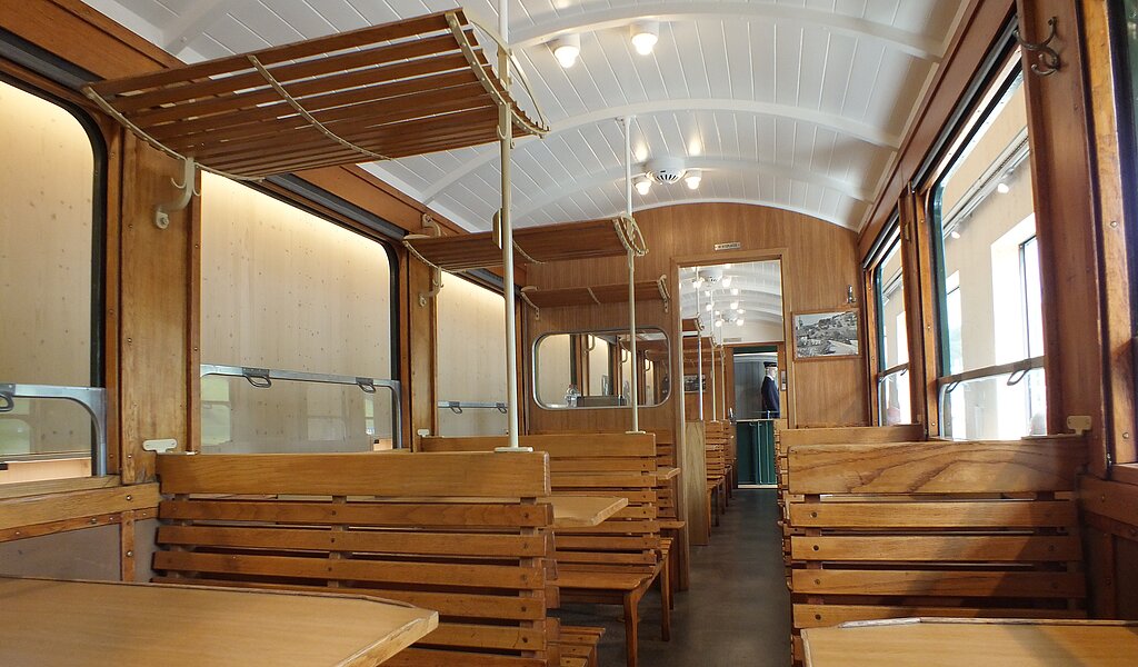 Ein Bild im Personenwagen erinnert an die gute alte Zeit der WB im Abschnitt Niederdorf-Oberdorf.