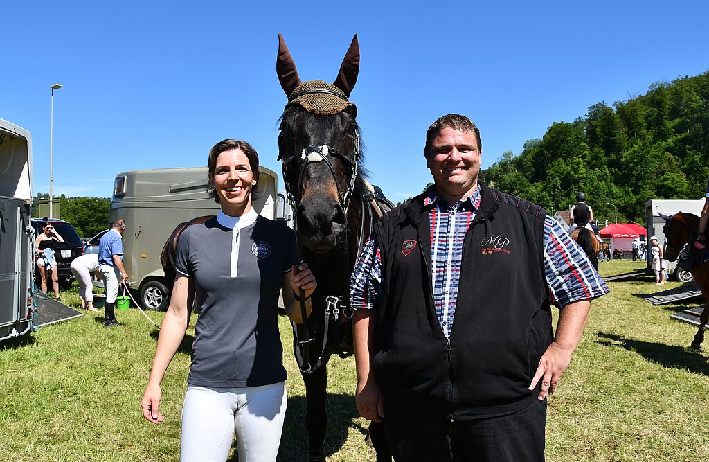 Vizepräsidentin und Präsident des OK vom Concours Bad Bubendorf: Silvia Strübin mit Pferd Saphira XV CH und Marius Hasenböhler.