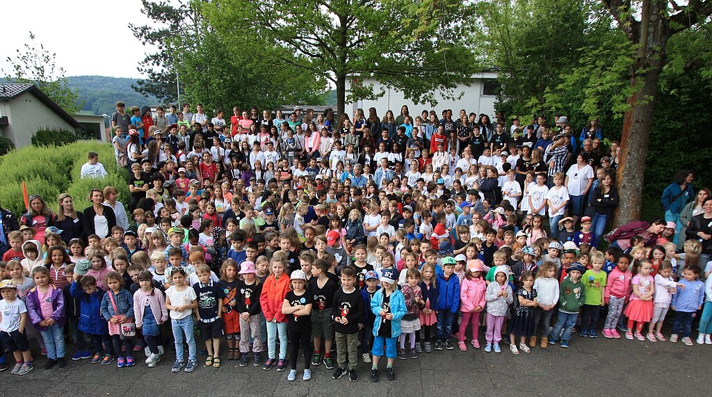 Kinder vom Kindergarten bis zur 6. Primarschule haben zusammen mit den Lehrkräften, Mitarbeitern und Besuchern gefeiert.
