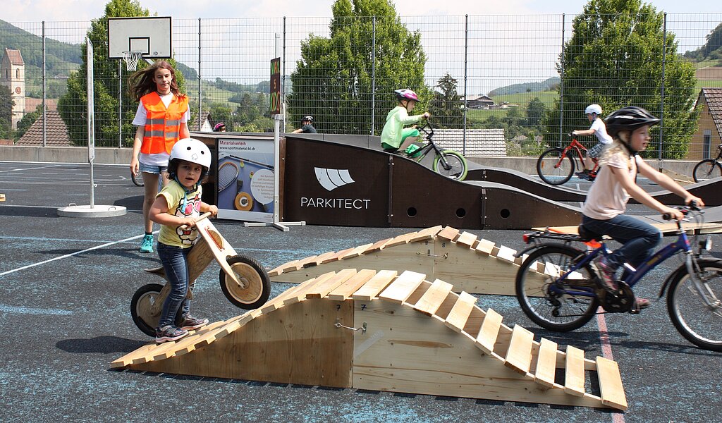 Gross und Klein hatten Spass am Pumptrack und an den selbstgebauten Rampen und Hindernissen.
