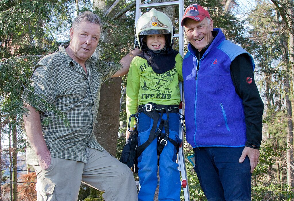Die drei Waldkauzenbetreuer: Martin Fasler, Kind Chris Fasler und Tony Lüscher (v.l.).
