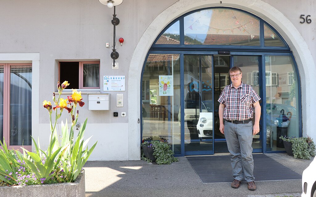Geschäftsführer Beat Thommen vor dem Räbhof: Am Fest vom 21.Juni öffnet die Institution ihre Türen. Fotos: M. Schaffner
