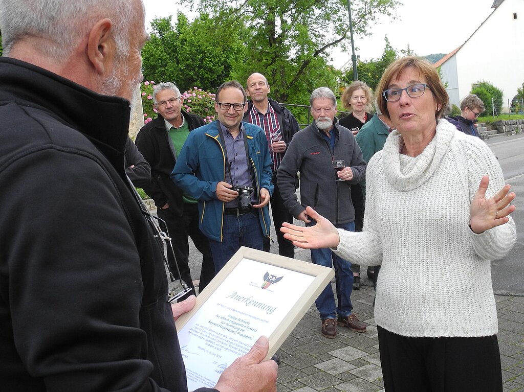 Regula Waldner überreicht freudig die Anerkennung des Wenslinger Natur- und Vogelschutzvereins.