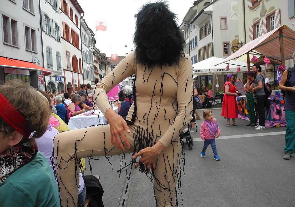 Performance mit Botschaft «Haare zeigen» von Irene Maag.
