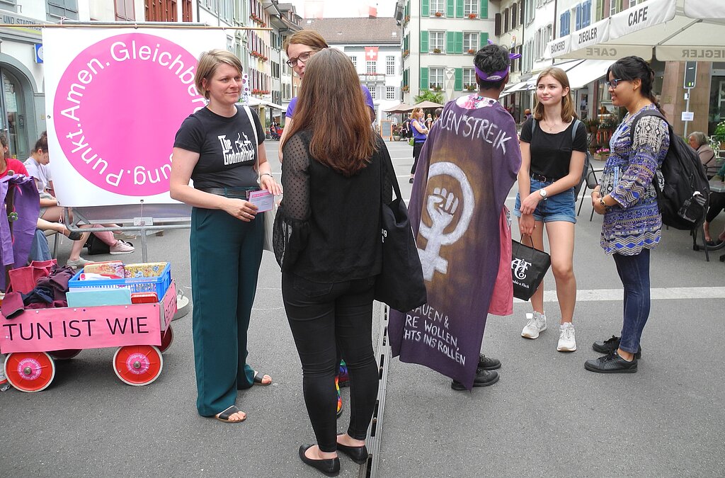 Kultur, Religion, Feminismus bringen ihre Forderungen auf den Punkt.
