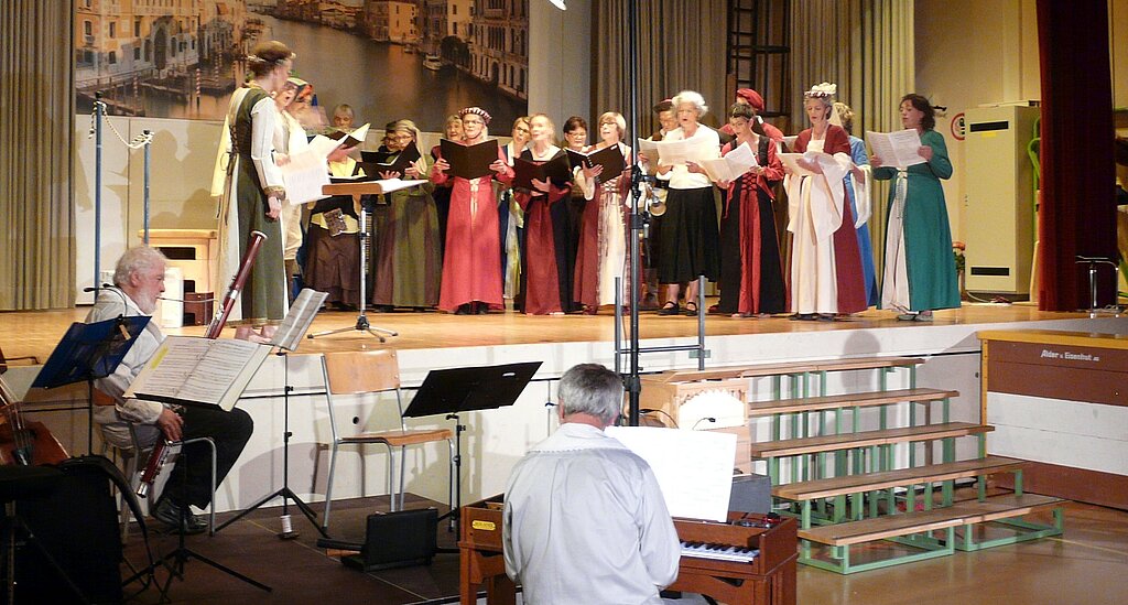 Der Regisseur Sebastian Mattmüller (im Chor in der Mitte) bringt das Ensemble ständig durcheinander. Fotos: A. Jegge
