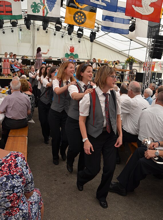 Bei guter Polkalaune gibt es trotz Hitze eine Polonaise.
