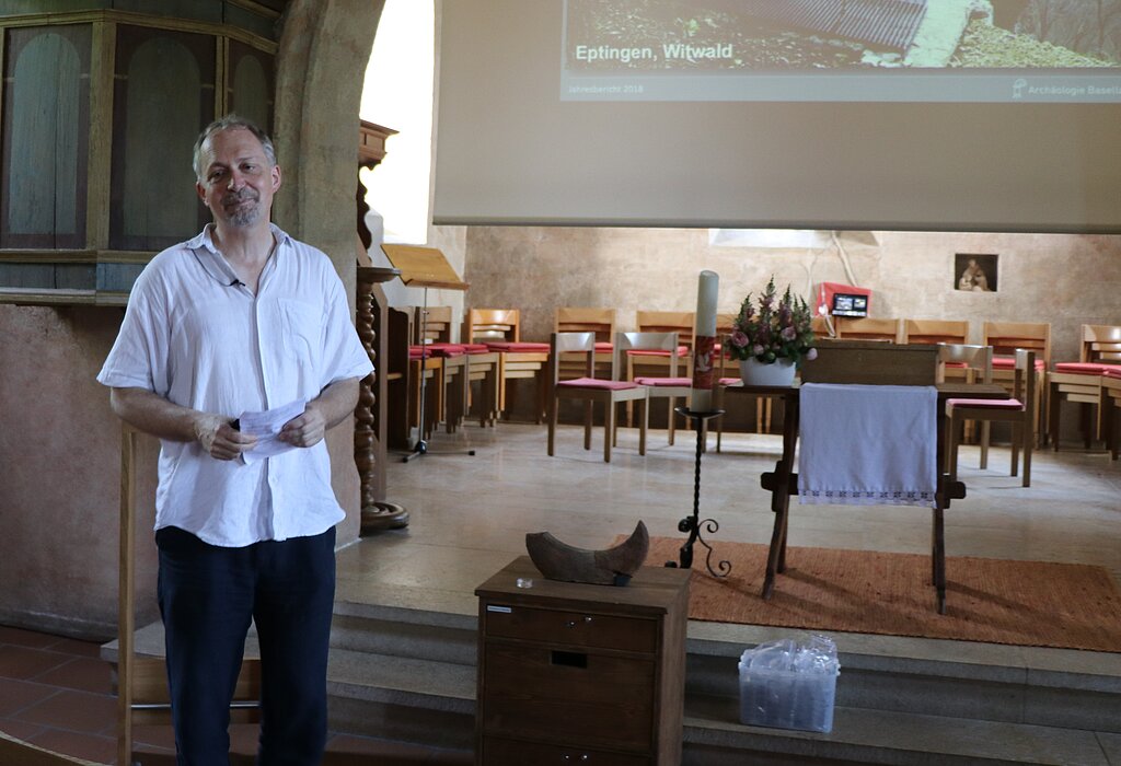 Kantonsarchäologe Reto Marti präsentierte den Medien in der Lausner Kirche die letztjährigen Errungenschaften der Archäologie: auf der Leinwand die sanierte Ruine Witwald in Eptingen, auf dem Tischchen das bronzezeitliche Mondhorn von Reinach und in der Plastikbox am Boden der Münzschatz von Blauen.