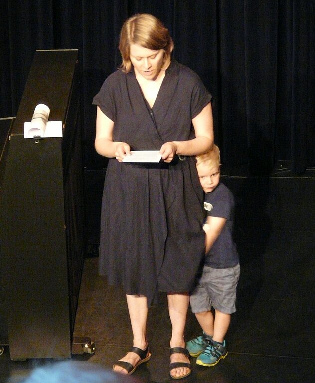 Esther Roth, Leiterin kulturelles.bl, wurde bei ihrer Rede von ihrem Sohn unterstützt. Fotos: A. Jegge